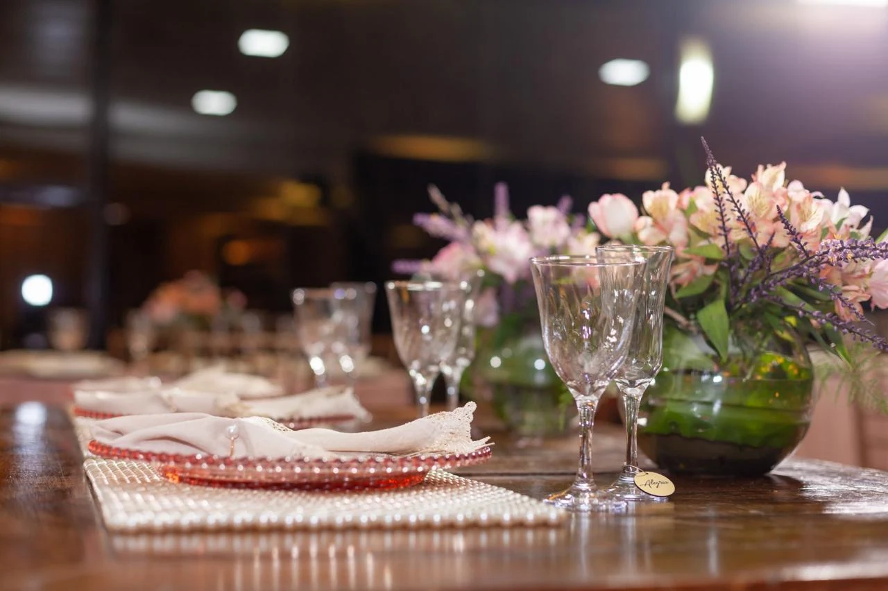 Mesa decorada com flores