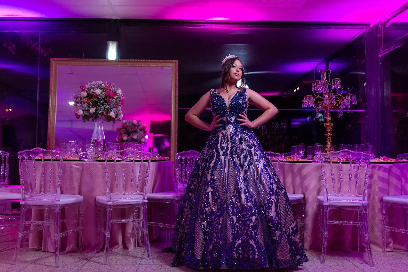 Debutante em vestido azul no salão