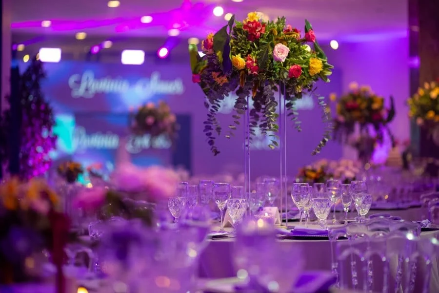 Mesa elegante com arranjo floral