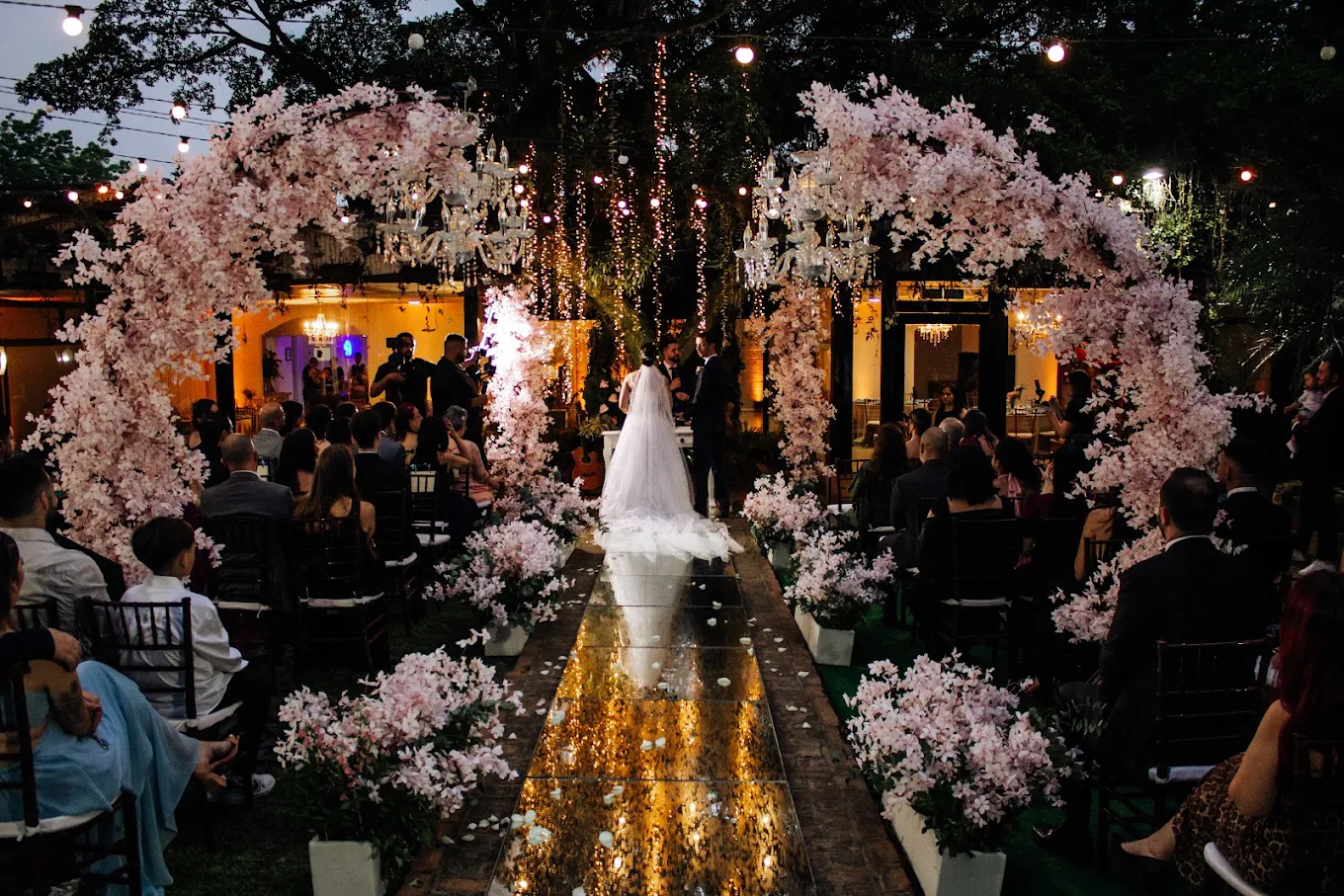 Cerimônia ao anoitecer com arco floral