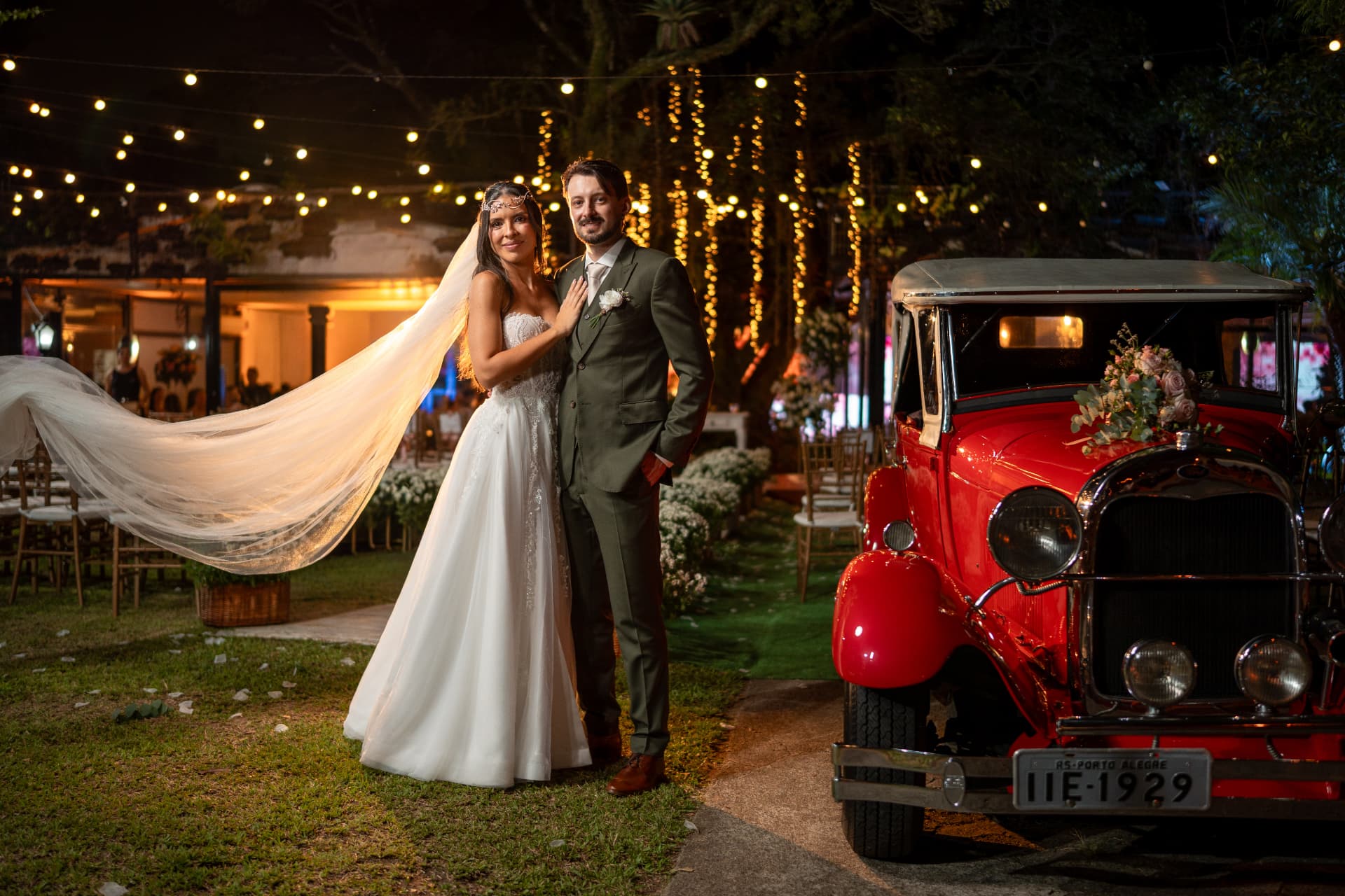 Casal no jardim iluminado